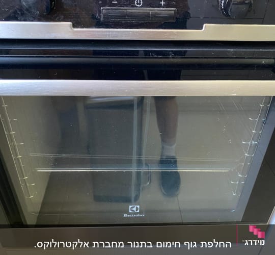 תנור אפייה עם תצוגה דיגיטלית וכפתורי שליטה